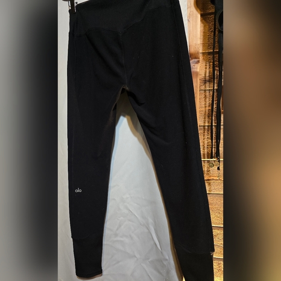 ALO Soft Lounge YogaJet Black Leggings